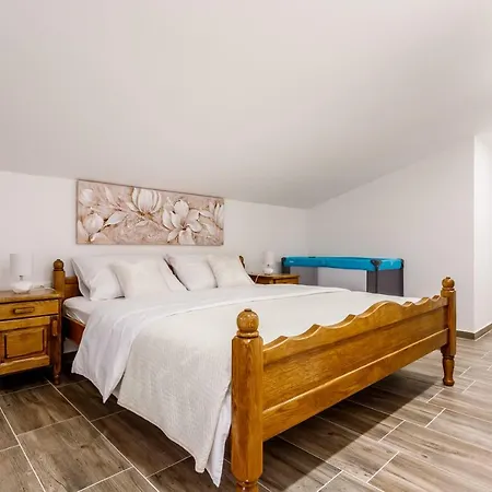 Rustic Private Torine With Private Pool Near Split Semesterbostad